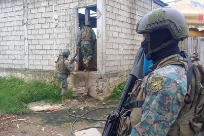 El estado de excepción habilitó a los militares para que puedan ayudar a la Policía Nacional en los controles.