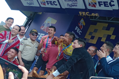 Muy a pesar de lo que se pueda pensar, Narváez festejó el título de campeón en el podio comiendo hornado junto a Richard Carapaz y Jefferson Cepeda.