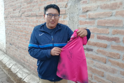 Luis Quishpe esperó casi tres horas por una firma y para conocer a Richie de cerca.