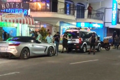 En el malecón de Salinas, los policías buscan a los atacantes. El lugar se mantenía resguardado además por militares.