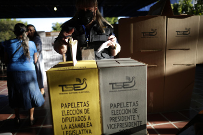 Una electora vota en el complejo educativo "Concha Viuda de Escalón" en San Salvador (El Salvador).