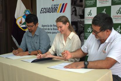 La ministra de Ambiente firma contrato marco que autoriza tomar recursos genéticos de especies para investigación.