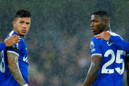 Moisés Caicedo (d) asistió en el primer gol, sin embargo Chelsea fue goleado