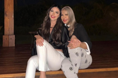 Junto a su madre, la cantante Silvana Ibarra.