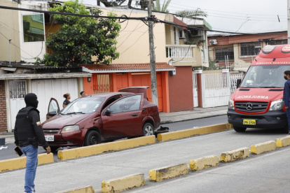Uniformados revisaron el interior del carro en el que estaban los ciudadanos