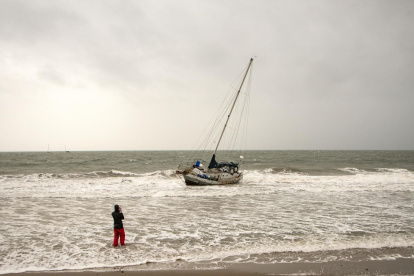 Un barco llega a la costa en un río en Santa Bárbara, California.