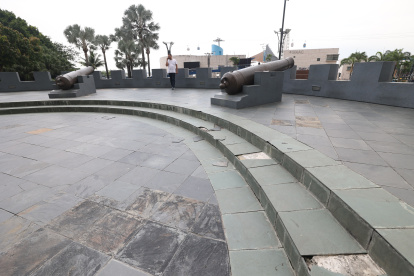 Realidad. Algunas cerámicas se han desprendido al ingresar a la calle Numa Pompilio Llona, en Las Peñas.