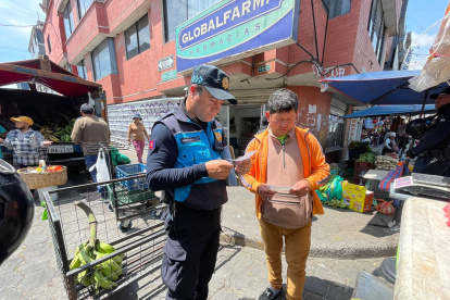 Agentes de control socializan con los vendedores sobre el uso del espacio público para que se regularicen.
