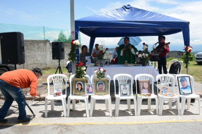 Familiares de las personas fallecidas en el aluvión del 2022 ofrecieron una misa para conmemorar los dos años de la tragedia que los enlutó.