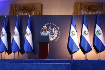 El presidente salvadoreño, Nayib Bukele, habla durante una conferencia de prensa, hoy en un hotel capitalino en San Salvador (El Salvador).