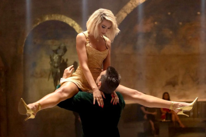 Henry Cavill y Dua Lipa en el filme Argylle