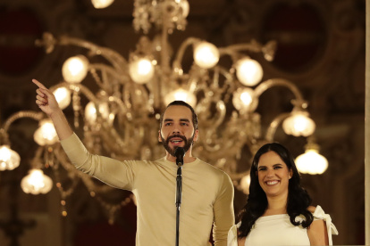 El actual presidente y ganador de la reelección, Nayib Bukele, habla desde el Palacio Nacional junto a su esposa Gabriela Rodríguez de Bukele