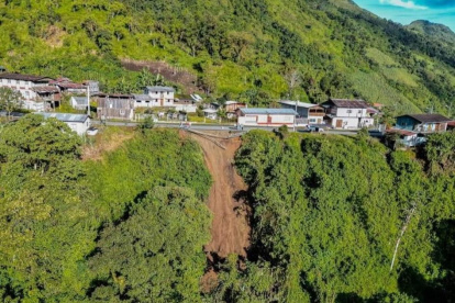 Tres deslizamientos de tierra se registran en la vía Latacunga- La Maná.