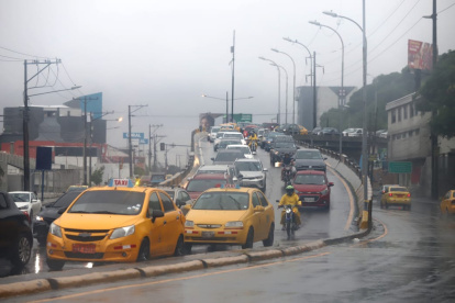 Desde temprano se podía observar largas filas de carros en las arterias principales de Guayaquil.