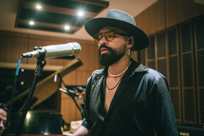 Eduardo Olarte mejor conocido en redes sociales como Lalo Yaha en un estudio de música