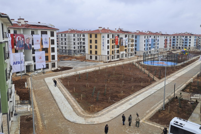 Junto a tres inmensos campos de desplazados por el terremoto de hace un año en del sur de Turquía, se levanta la nueva ciudad de Orenli (Adiyaman).