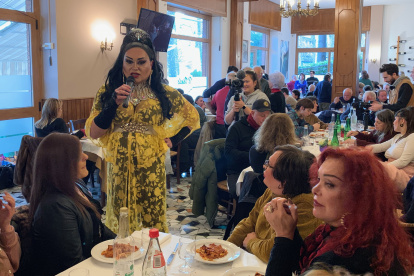 Una "Drag Queen" protagoniza una tómbola en la comida por el día de la romería de Montevergine