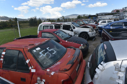 Saturación. Los funcionarios de la AMT han tenido que juntar los vehículos para poder ingresar más. Algunos carros llevan más de 10 años abandonados.