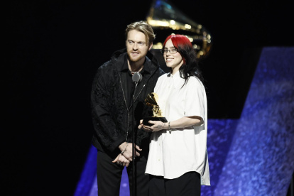 FINNEAS y Billie Eilish aceptan el premio “Canción escrita para medios visuales” por "What Was I Made For?", en la ceremonia de estreno de la 66ª edición de los Premios Grammy, este 4 de febrero de 2024.