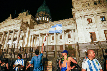 Buenos Aires. Varias personas protestan frente al Congreso.