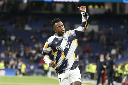 MADRID (ESPAÑA), 05/11/2023.- El delantero brasileño del Real Madrid Vinícius Júnior calienta minutos antes de comenzar el encuentro correspondiente a la jornada 12 de LaLiga que disputan este domingo Real Madrid y Rayo Vallecano en el Santiago Bernabéu. EFE/ Juan Carlos Hidalgo