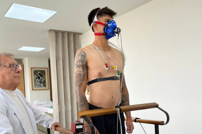 El volante Gabriel Villamil cumplió con las revisiones médicas de Liga de Quito.