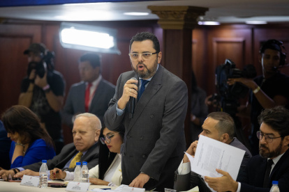 El presidente del partido Alianza Lápiz Antonio Ecarri participa en una reunión entre Asamblea Nacional con representantes de partidos políticos hoy, en Caracas (Venezuela).