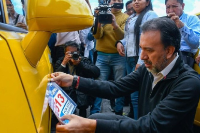 A 500 prestadores del transporte comercial en el Distrito Metropolitano de Quito se les colocó el adhesivo de identificación.