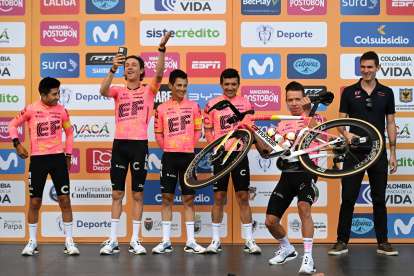 Alexander Cepeda (i) y Richard Carapaz (segundo desde la derecha) forman parte del equipo EF Education-EasyPost.