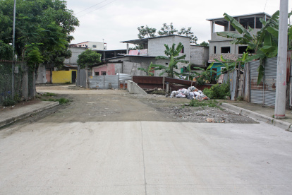 Estado. En invierno la gente denuncia que es imposible cruzar la vía.