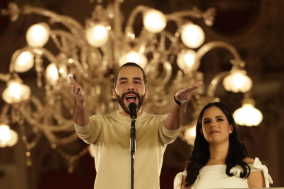 El actual presidente y ganador de la reelección de El Salvador, Nayib Bukele, habla desde el Palacio Nacional junto a su esposa Gabriela Rodríguez de Bukele, en San Salvador (El Salvador).