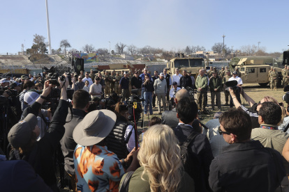 El gobernador del estado de Texas (EE.UU.), Greg Abbott (c-d), fue registrado este domingo, 4 de febrero de 2024, durante una conferencia de prensa, en Eagle Pass (Texas, EE.UU.).