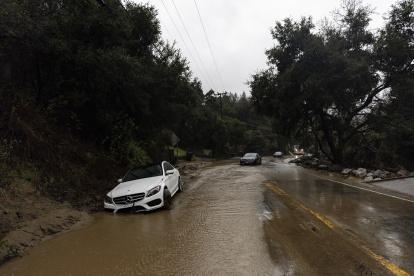 Los vehículos afectados por un deslizamiento de tierra son abandonados en la carretera mientras una tormenta azota el sur de California provocando lluvias torrenciales y fuertes vientos, en Topanga, California, EE. UU., el 5 de febrero de 2024.