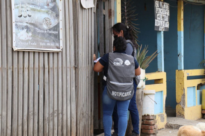 Campo. Funcionarios del CNE realizan notificación a miembros de mesa.