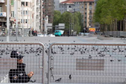 Una mujer policía monta guardia en un control en Estambul.