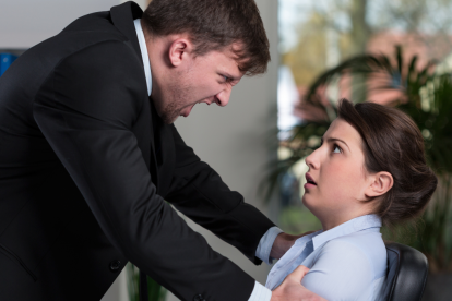 El acoso laboral puede manifestarse de diversas formas. Es crucial identificarlo y denunciarlo