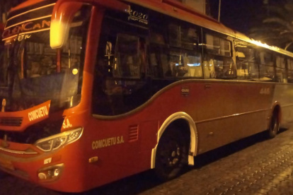 El conductor de un bus urbano invadió carril y se impactó contra un vehículo de la zona.