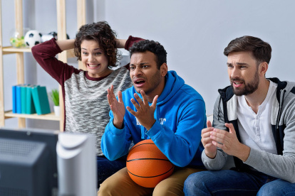 Los programas deportivos complementan la experiencia con análisis expertos y cobertura exhaustiva.