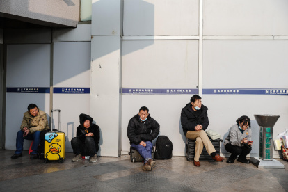Viajeros en la estación de trenes de Pekín.