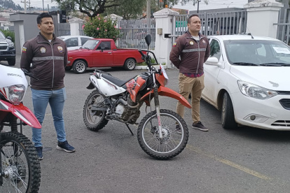 Los indicios que se presentaron sin un vehículos, dos motos, dos armas de fuego y municiones.