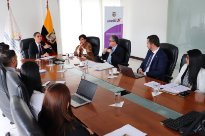 Autoridades del Ministerio de Telecomunicaciones y de la Cancillería se reunieron previamente para coordinar los procesos de digitalización de cédulas, pasaportes para los migrantes ecuatorianos.