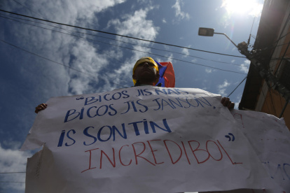 Manifestantes ecuatorianos en una protesta contra el posible incremento del impuesto del IVA del 12 % al 15 % que estudiaba y rechazó la Asamblea Nacional.