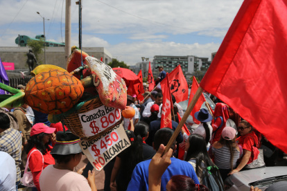 Manifestantes ecuatorianos en una protesta contra el posible incremento del impuesto del IVA del 12 % al 15 % que rechazó la Asamblea.