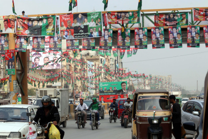 Carteles electorales y pancartas del Partido Popular de Pakistán (PPP) se exhiben antes de las elecciones generales en Karachi, Pakistán, el 06 de febrero de 2024.