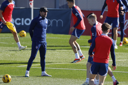 El entrenador del Atlético de Madrid, Diego Pablo Simeone (i), dirige uno de los entrenamientos del equipo en la ciudad deportiva del club en Majadahonda.
