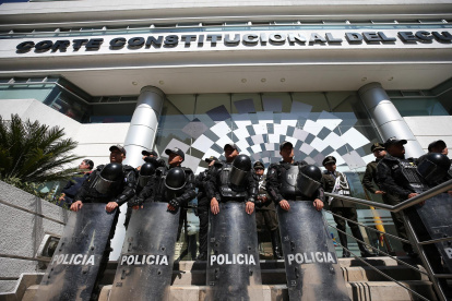 Fotografía de archivo en la que se registró a un escuadrón de policías, al custodiar la entrada principal de la Corte Constitucional de Ecuador, en Quito (Ecuador).