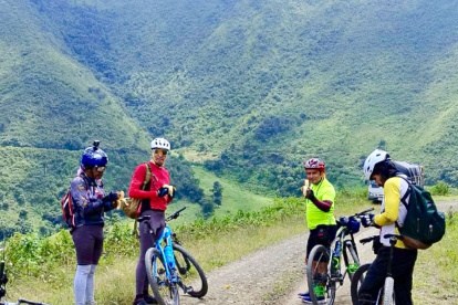 Los audaces ciclistas en pleno descanso durante la ruta.