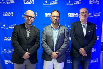 Representantes de la firma Bajaj durante la presentación de la Pulsar N250.