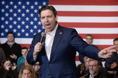 El gobernador de Florida, Ron DeSantis, en una de sus actividades recientes, como aspirante a la candidatura para las presidenciales de EE. UU.