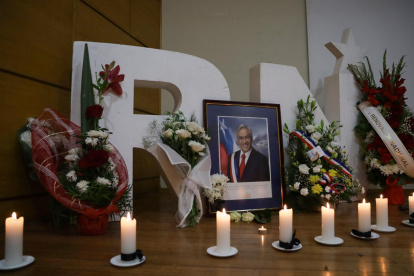 Militantes de Renovacion Nacional encienden velas en la sede del partido en apoyo al expresidente de Chile Sebastían Piñera hoy, en Santiago (Chile).